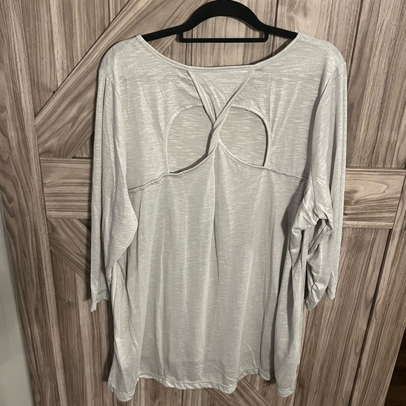 New w/o tags SUPER CUTE top w/ cut out back design, slit sides & high/low hem - Picture 3 of 4